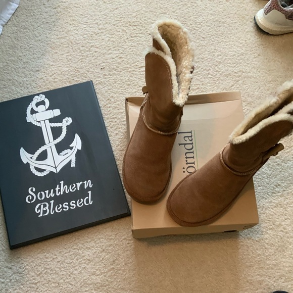 Bjorndal Shoes - Bjordnal ugg style boots.